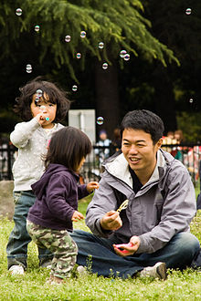 [1] Ein Japaner spielt mit Kindern.
