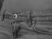 [3] Bund an einer Jeanshose