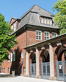 [2] Eingang zu einem Hamburger Gymnasium, dem Johanneum