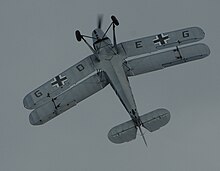 [1] Flugzeug beim Salto