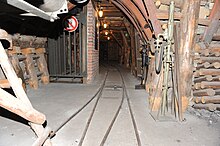 [1] Bergwerk mit Grubenbahngleisen