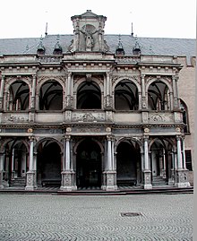 [3] Laube vor dem Rathaus in Köln