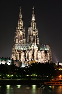 [1] Köln mit Kölner Dom und Rhein im Vordergrund