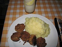 [1] Frikadellen und ein Mus aus Kartoffeln