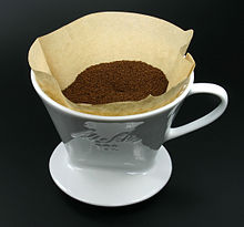 [1] ein Kaffeefilter aus Papier zur Aussonderung des Kaffeepulvers