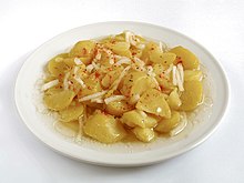 [1] ein Teller mit Kartoffelsalat