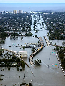 [1] Mit dem Hurrikan Katrina traf die Überschwemmung vor allem die niedrig gelegenen Viertel New Orleans.