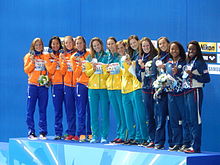 [1] Alle Medaillengewinnerinen auf dem Podium tragen Trainingsanzüge.