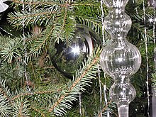 [2] Kugeln in einem Weihnachtsbaum