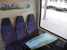 [5] drei Plätze zum Sitzen in einer Kinderspielecke der Regionalbahn