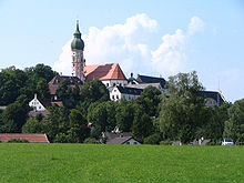 [1] Blick auf das Kloster Andechs mit seiner Klosterkirche