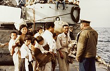 [1] koreanische Flüchtlinge an Bord eines US-amerikanischen Hochgeschwindigkeitstransporters während des Korea-Kriegs; Aufnahme aus dem Jahr 1952