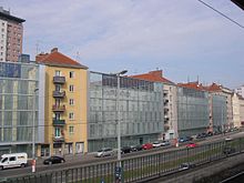 [1] einige Lärmschutzwände am Theodor-Körner-Hof mit Photovoltaikanlage, im 5. Bezirk, Margareten von Wien (Vienna).