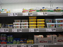 [1] verschiedene Arten von Nahrung im Supermarktregal