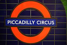 [1] das Logo der Londoner Untergrundbahn, das die Bahnstation Piccadilly Circus ausweist