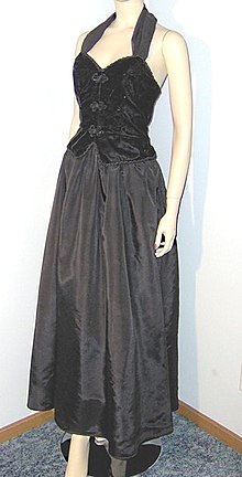 [1] Ein schwarzes Kleid