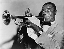 [1] Der berühmte Louis Armstrong spielt Trompete.