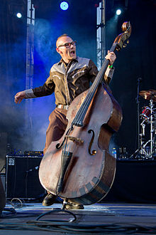 [2] ein Bassist auf der Bühne
