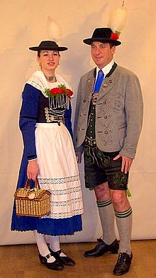 [1] Ein Pärchen in Miesbacher Tracht