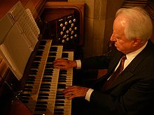 [1] ein Organist