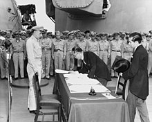 [2] Die Kapitulation Japans am 2. September 1945 an Bord des Schlachtschiffs USS Missouri wird besiegelt durch den japanischen Außenminister Shigemitsu Mamoru.