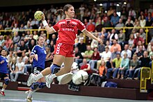 [3] Ein Wurf während eines Sprungs in einem Handballspiel