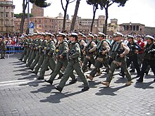 [1] Uniformierte marschieren im Gleichschritt auf einer Parade