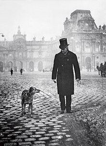 [1] Das Foto zeigt den Künstler und offensichtlichen Hundehalter Gustave Caillebotte mit seinem Hund Bergère auf der Place du Carrousel.
Aufnahme von Martial Caillebotte, dem Bruder Gustaves, um 1892.