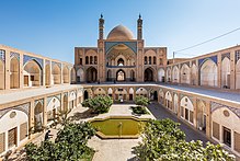 [1] Hof einer Moschee in Iran