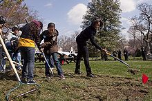 [1] Michelle Obama bei der Gartenarbeit