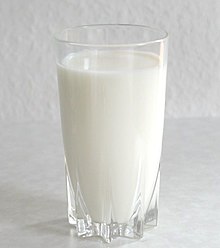 [3, 5] ein Glas mit Milch