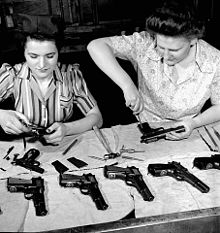 [2] Mitarbeiterinnen in einer Waffenfabrik