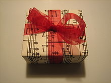 [1] ein verpacktes Geschenk