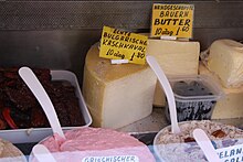 [1] Käse und Butter zum Verkauf in Dekagramm