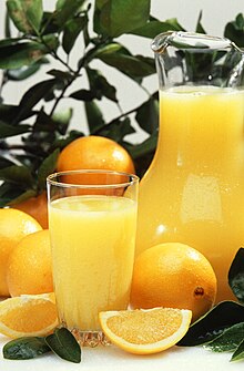 [1] Ein Glas Orangensaft