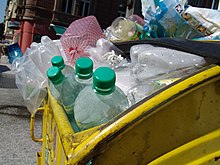 [1] gesammelter Plastikmüll im gelben Müllcontainer