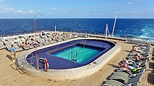 [1] ein Swimmingpool auf einem Kreuzfahrtschiff;
Aufnahme von Benutzer Bahnfrend am 10. Juni 2016