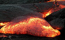 [1] dünnflüssige Lava (Pahoehoe-Lava / Pāhoehoe-Lava) des Kilauea auf Hawaii;
Aufnahme des Hawaii Volcano Observatory (DAS) vom 3. Mai 2003