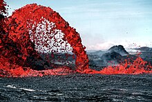 [1] eine Fontäne dünnflüssiger Lava (Pahoehoe-Lava / Pāhoehoe-Lava) auf Hawaii;
Aufnahme von Jim D. Griggs, Photograph des HVO (USGS), am 25. Februar 1983