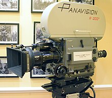 [6] Panavision 35-mm-Filmkamera mit oberseitigem Magazin;
Aufnahme von Benutzer Judson McCranie am 9. April 2015