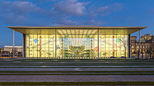 [1] eine vollflächige Glasfassade eines Regierungsgebäudes in Berlin