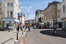 [2] Fußweg zu beiden Seiten einer Fahrbahn in Hastings (Vereinigtes Königreich)