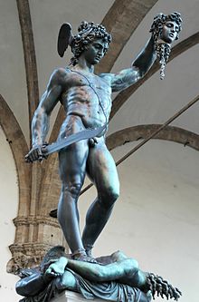 [1] Perseus, stehend auf Medusa mit deren abgetrenntem Haupt in der Hand