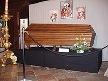 [1] ein Holzsarg