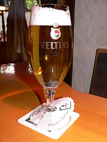 [1] Ein Glas Pilsner