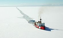 [1] ein Eisbrecher im Polarmeer