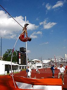 [1] Sportler beim Stabhochsprung