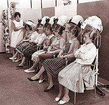 [5] Frauen trocknen ihr Haar in einem Friseursalon