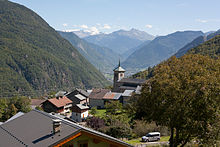 [1] Blick auf das Dorf Pussy mit der Gemeindekirche