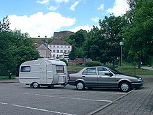 [3] ein Gespann aus einem Pkw und einem Wohnwagen